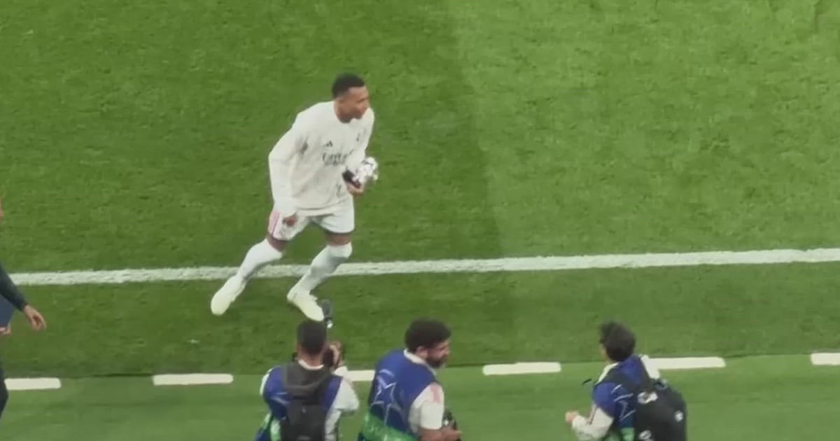 Kylian Mbappé Praised for Classy Gesture After Winning MVP Award