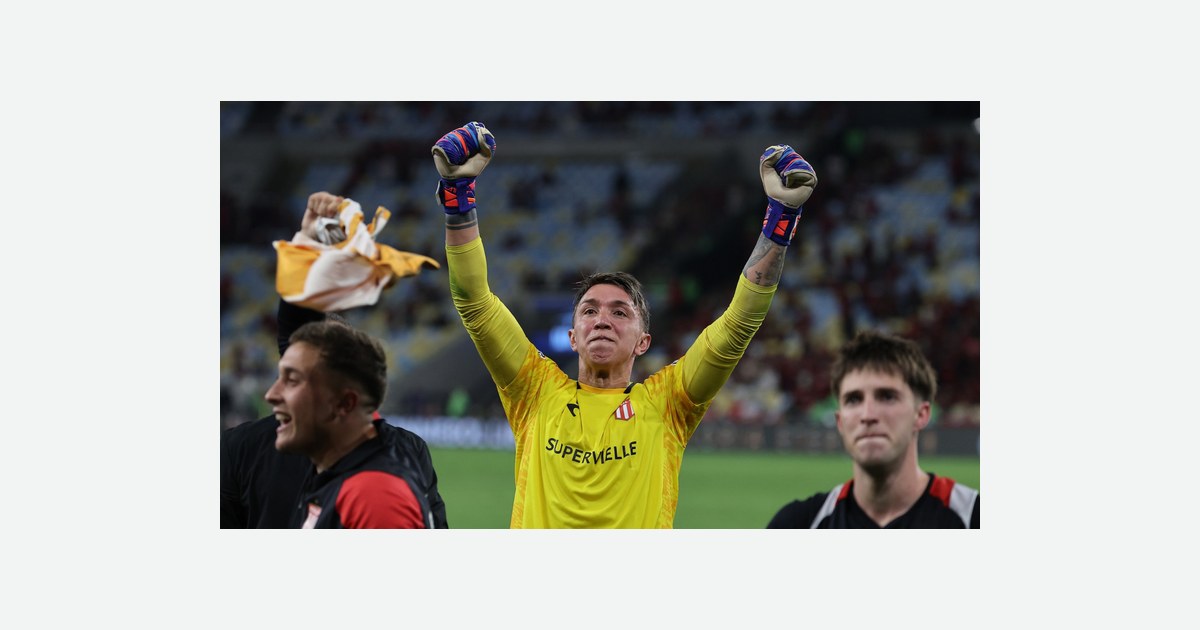 Muslera penalty heroics propel Estudiantes into Copa Libertadores final