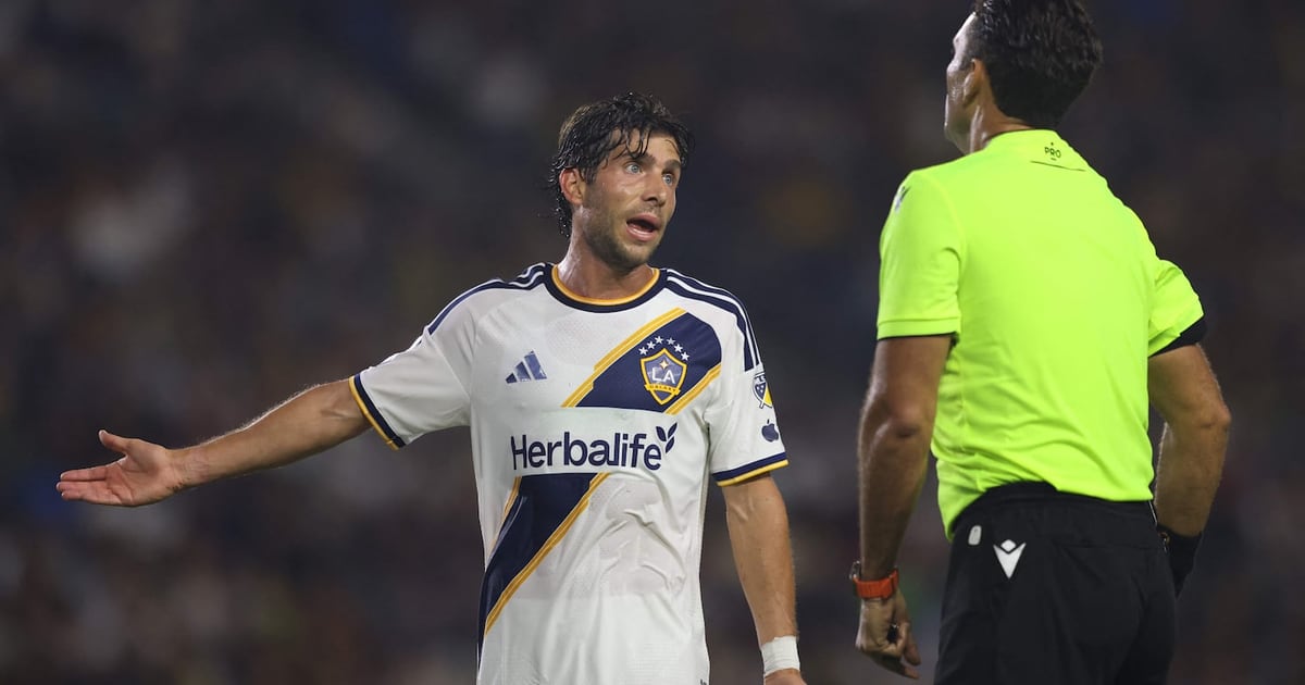 Sergi Roberto greeted by passionate fans after completing LA Galaxy move